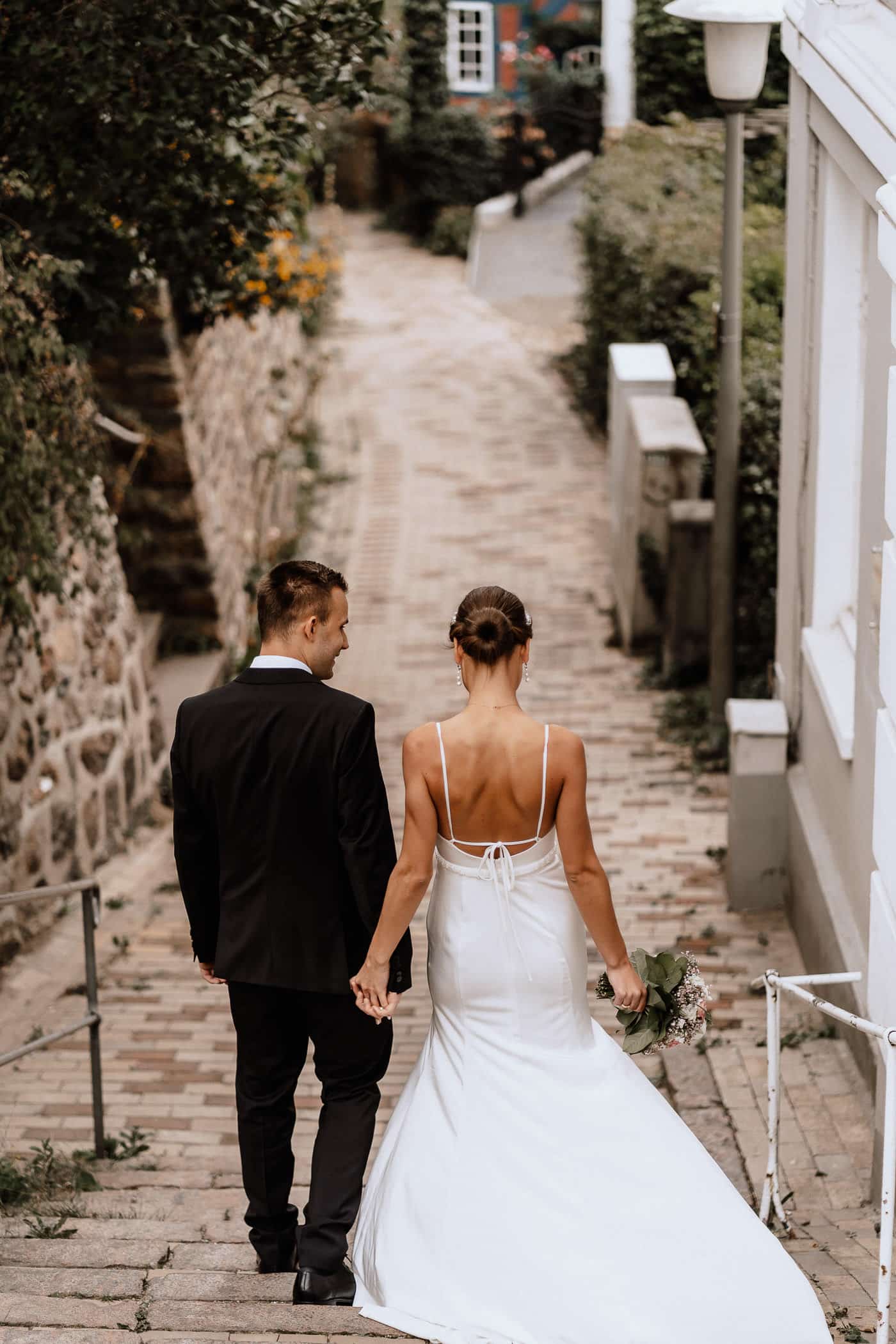 Brautpaar Tatjana und Konstantin gehen Treppe runter Treppenviertel Blankenese