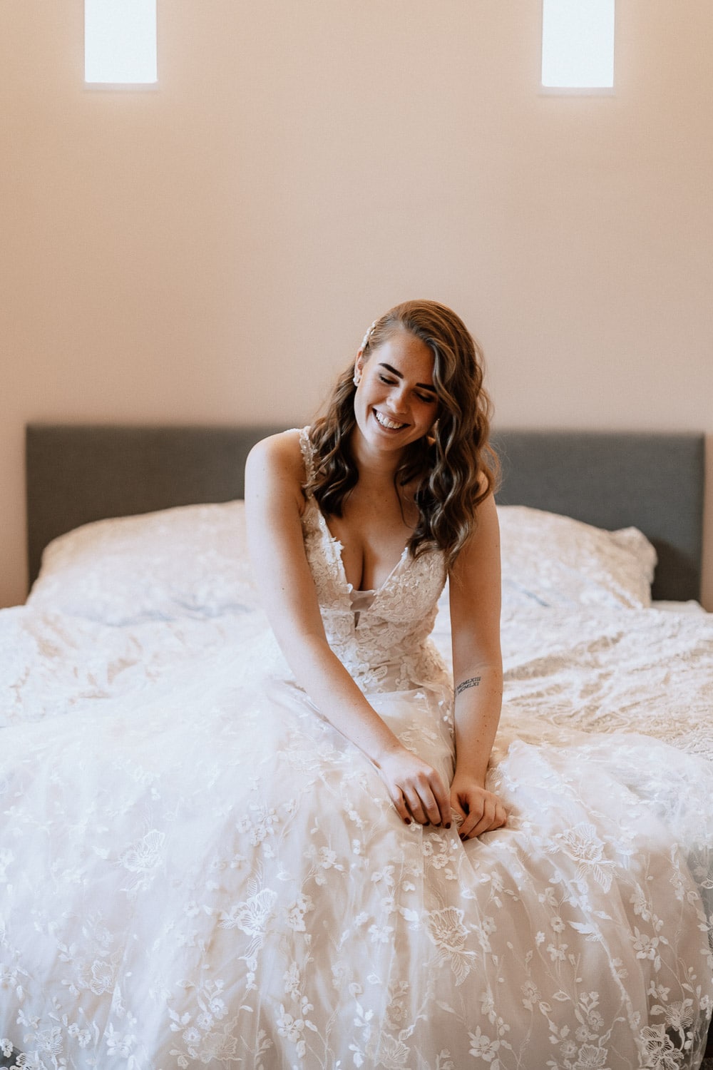 Braut Louisa beim Getting Ready im Brautkleid