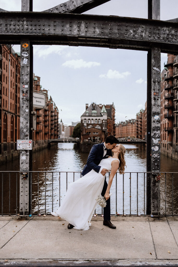 Brautpaar in der Speicherstadt vor dem Wasserschloss