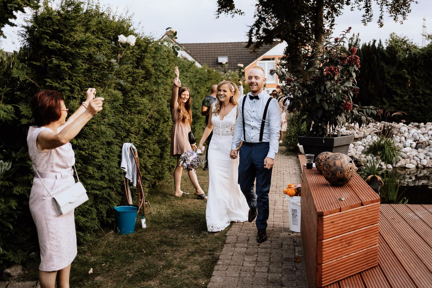 Brautpaar beim Empfang mit polnischen Bräuchen - Heiraten während Corona in Hamburg