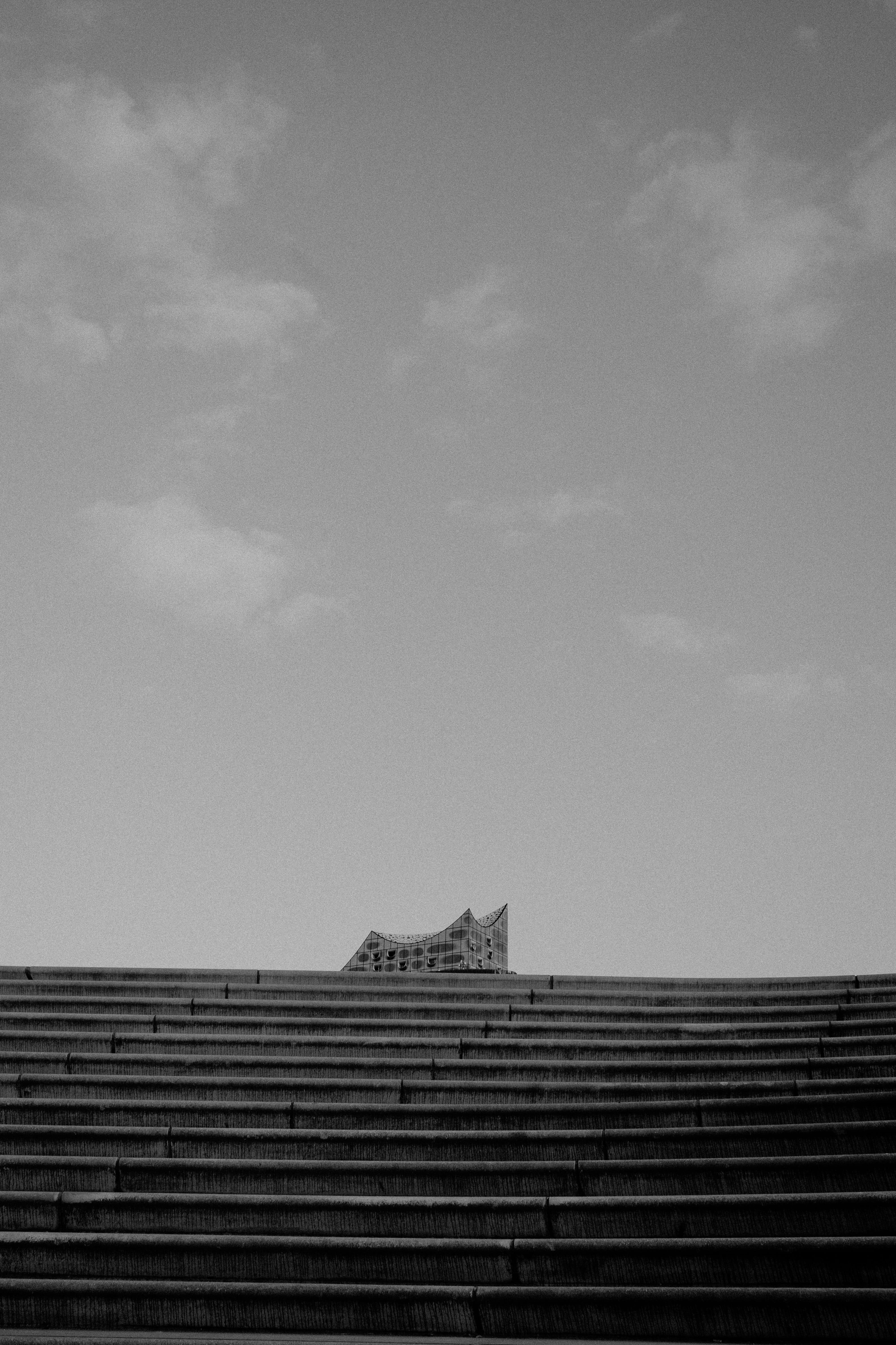 Himmel über der Elbphilharmonie in schwarz weiss