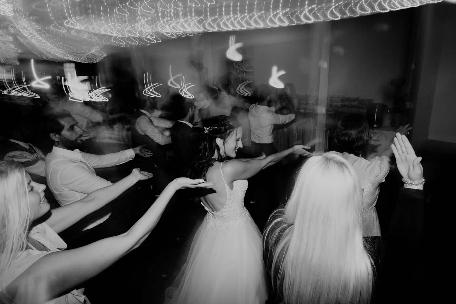 Braut tanzt in der Mitte in schwarz weiß