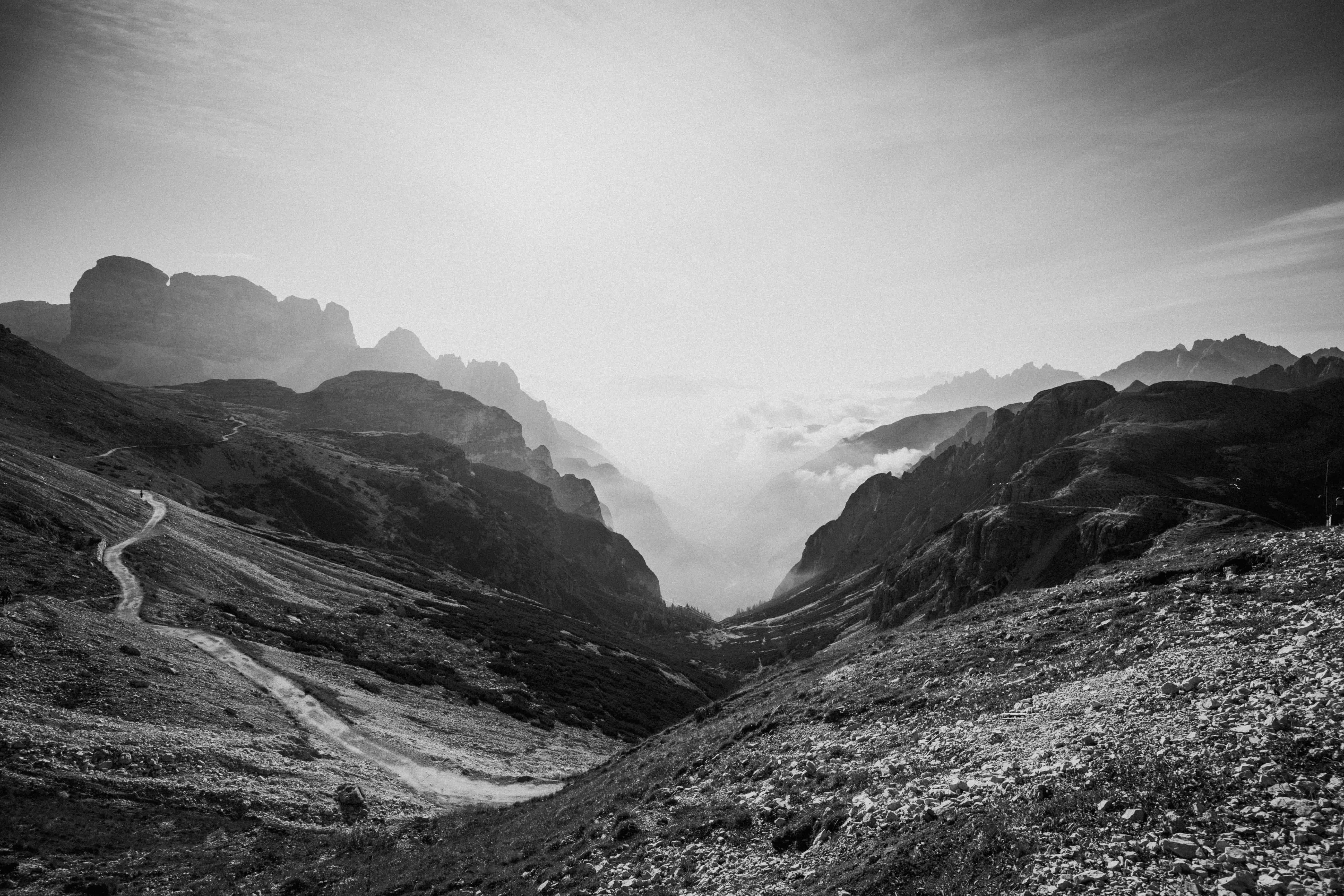 Landschaft in Südtirol in schwarz und weiss