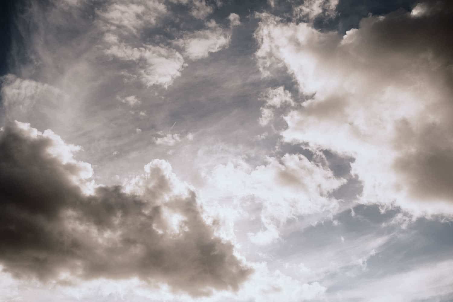 Bewölkter Himmel über Hamburg, viele Wolken am Himmel