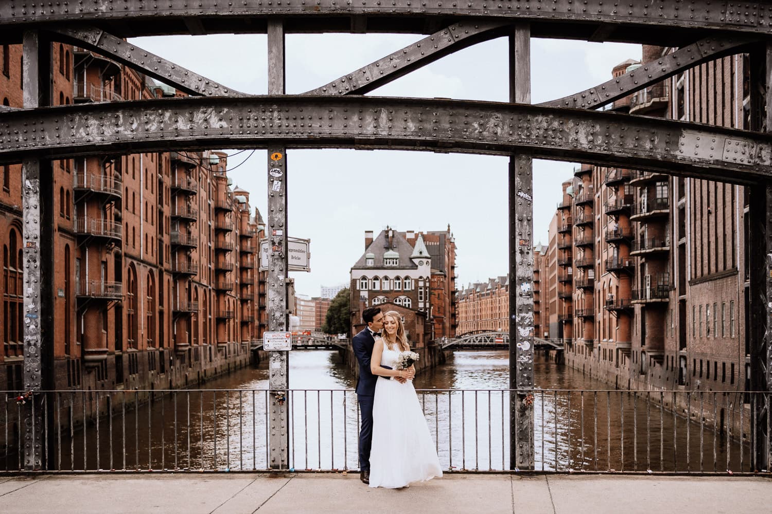 Brautpaar vor dem Wasserschloss in der Hamburger Speicherstadt - Hochzeitsfotograf Hamburg