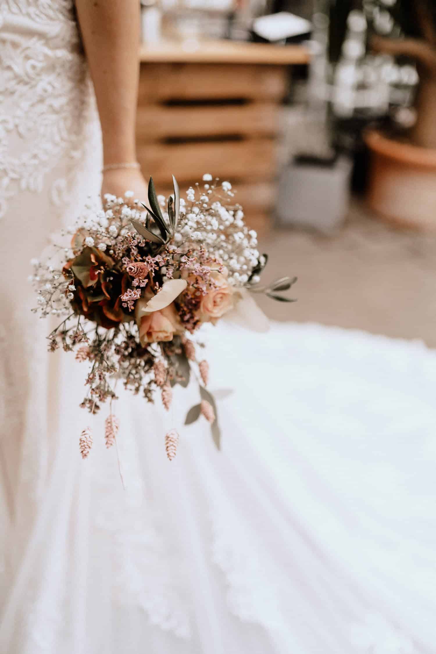 Braut im Brautkleid mit Brautstrauß