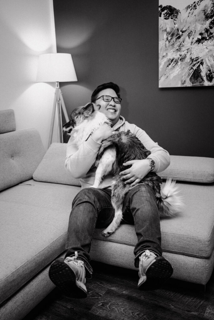 Sonam Königsmark Profilbild mit Hund in schwarz weiß