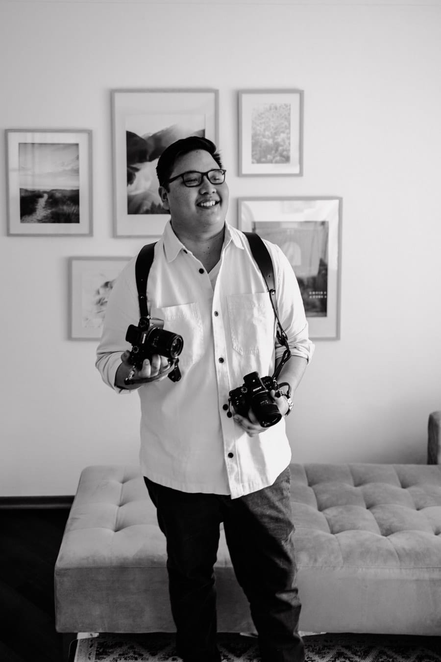Sonam Königsmark, Hochzeitsfotograf aus Hamburg, mit Doppelkameragurt
