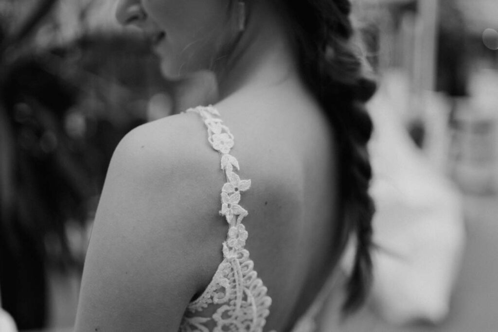 Brautkleid im Detail mit Schulter